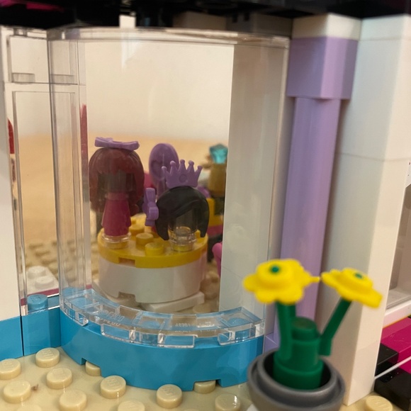 Lego Friends Heartlake Hair Salon (41093) - Picture 7 of 10
